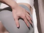 慾火焚身的正妹希望她的瑜珈褲被撕破 緊緻小穴被爆操